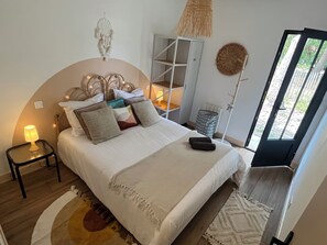 3 habitaciones, escritorio, tabla de planchar con plancha y wifi gratis