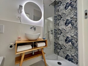 Comfort Room, Balcony | Bathroom | Shower, rainfall showerhead, hair dryer, towels - Kairos Tropea (Tropea)
