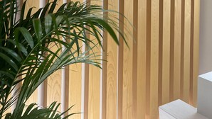 A reception desk with a sign reading "KAIROS TROPEA" against a wooden backdrop. - Kairos Tropea (Tropea)