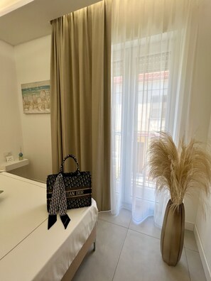 Comfort Room, Balcony | In-room safe, individually decorated, desk, soundproofing - Kairos Tropea (Tropea)