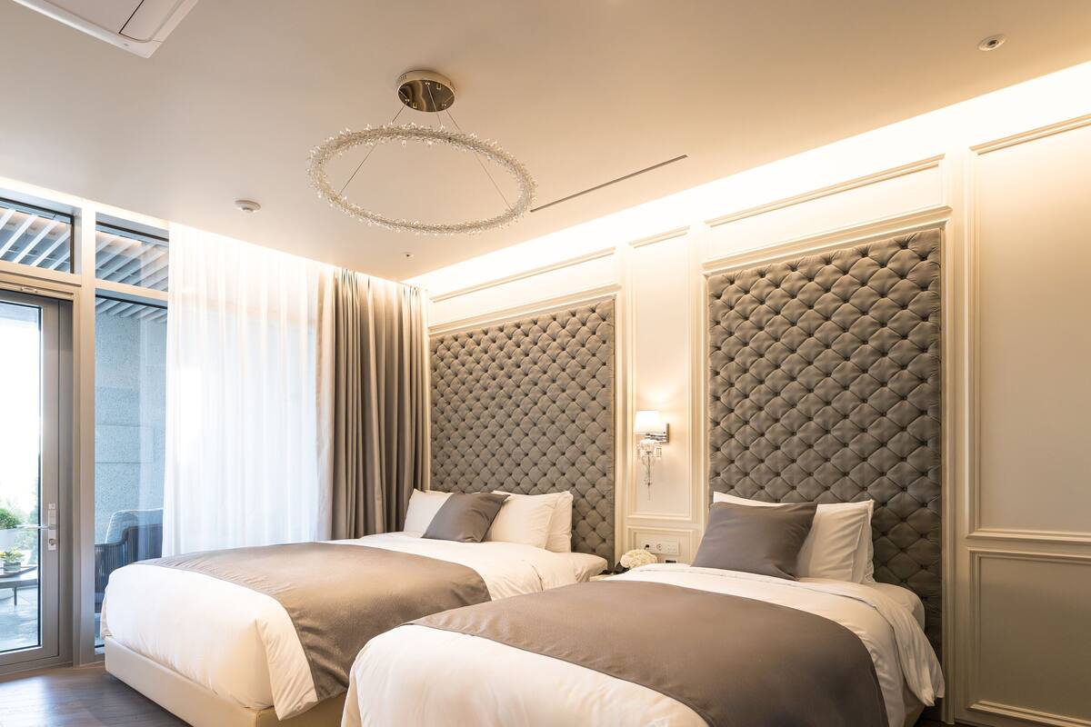 Down comforters, minibar, WiFi (free), bed sheets