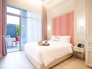 羽绒被、迷你吧、办公桌、笔记本电脑工作区