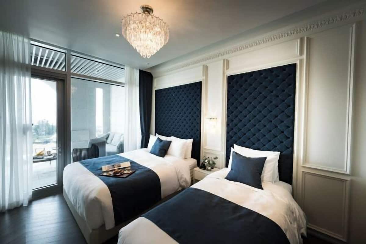 Down comforters, minibar, WiFi (free), bed sheets