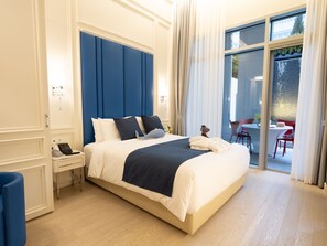 羽绒被、迷你吧、办公桌、笔记本电脑工作区