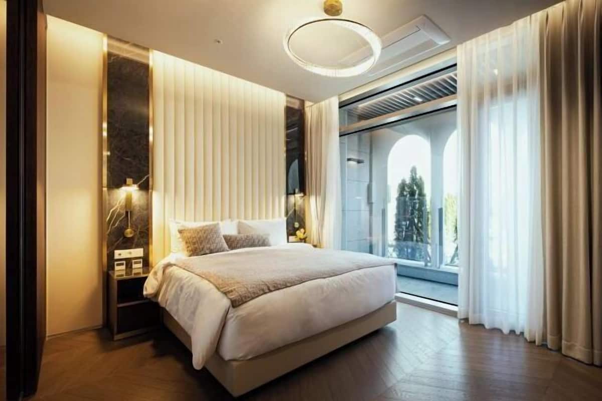 1 camera, copriletto in piuma, minibar, una scrivania