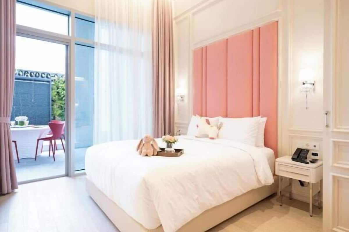 1 camera, copriletto in piuma, minibar, una scrivania