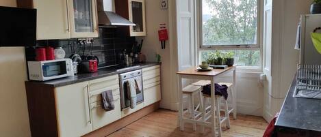 Kühlschrank, Mikrowelle, Ofen, Geschirrspüler