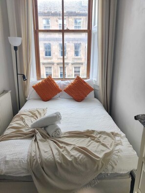 4 bedrooms, desk, iron/ironing board, WiFi - Fantastic Central large four bedroom (Newington)