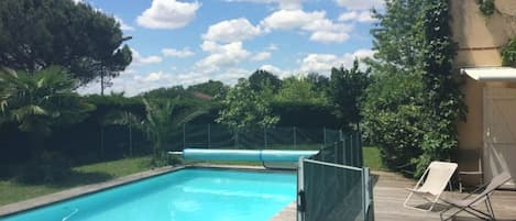 Una piscina al aire libre