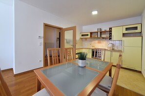 Superior Apartment | Private kitchen | Full-size fridge, oven, stovetop, electric kettle - LXXVII Apartment (Zagreb)