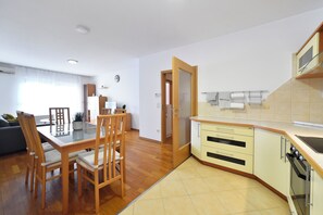 Superior Apartment | Private kitchen | Full-size fridge, oven, stovetop, electric kettle - LXXVII Apartment (Zagreb)