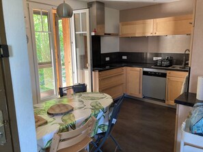 Een koelkast, een microgolfoven, een oven, een kookplaat