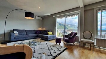 salon vue montagnes et lac