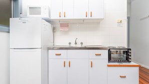 Fridge, microwave, toaster, cookware/dishes/utensils - Koala Lodge - Studio 1 (ILUKA)