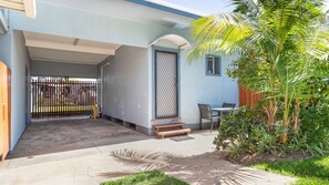 Outdoor dining - Koala Lodge - Studio 1 (ILUKA)
