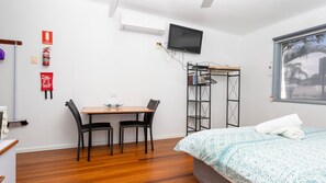 1 Schlafzimmer, Bügeleisen/Bügelbrett, Bettwäsche