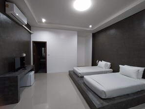 Chambre de base avec lits jumeaux | Rideaux d’obscurcissement, accès au Wi-Fi (inclus)