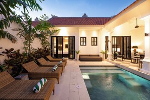 室外游泳池，日光浴躺椅