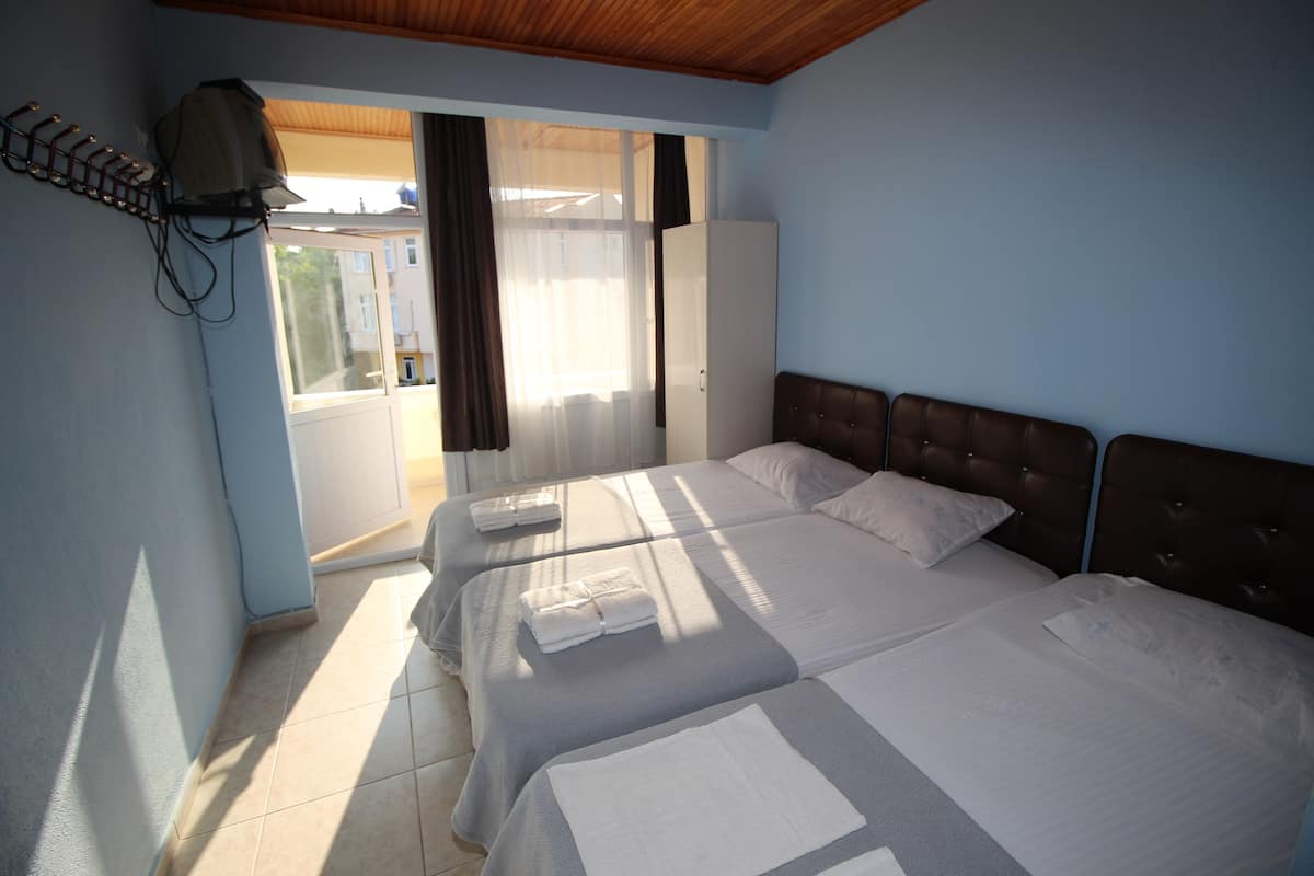 1 habitación, cortinas blackout y tabla de planchar con plancha