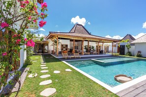 Outdoor pool, pool loungers - Villa Hana by Alfred in Bali (Seminyak)