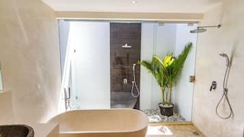 Villa Deluxe - 5 sovrum - privat pool - utsikt mot poolen | Badrum | Dusch, regndusch, hårtork och handdukar
