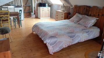 1 bedroom, travel cot, free WiFi, bed sheets
