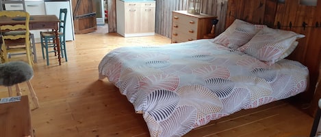 1 bedroom, travel cot, free WiFi, bed sheets