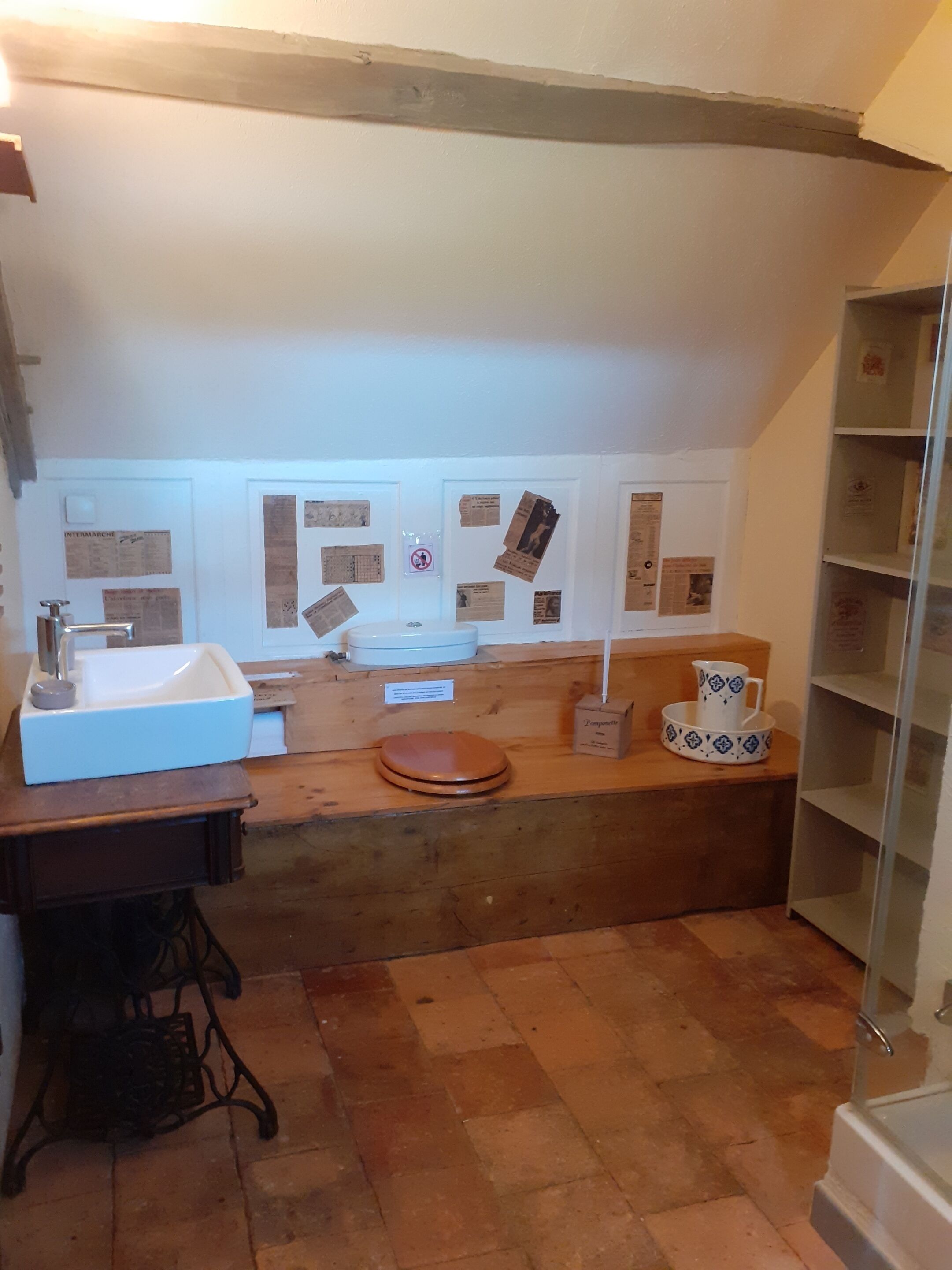 Une cuisine équipée d’un évier, d’un plan de travail en bois et d’un meuble contenant une carafe.