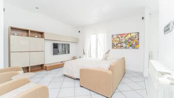 2 habitaciones, escritorio, tabla de planchar con plancha y wifi