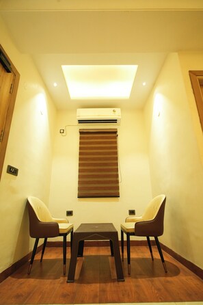 Super Deluxe | Área de estar | TV LED 40 polegadas com canais via satélite