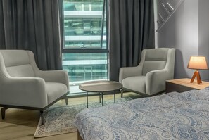 Grand appartement, 1 queensize bed met slaapbank, gedeeltelijk uitzicht op zee | Individueel gedecoreerd, individueel gemeubileerd, een bureau