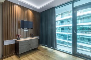 特级公寓, 1 张大床和 1 张沙发床, 部分海景 | 客房景观