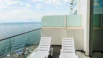 Deluxe Studio, 1 Queen Bed, Sea View | Balcony