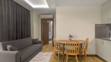 Grand Apartment, 1 Queen Bed with Sofa bed, Partial Sea View | Living area