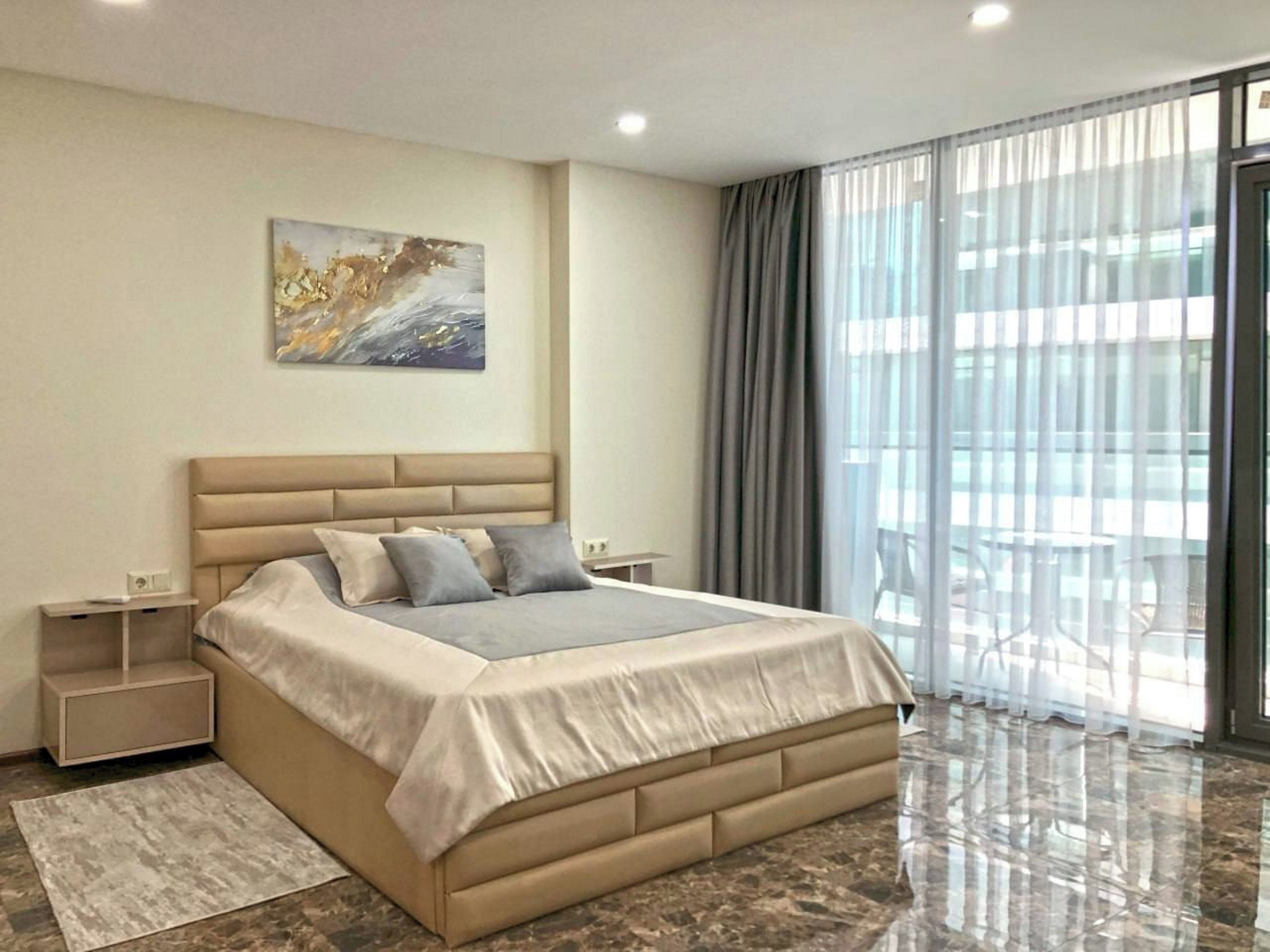 Estudio superior, 1 cama Queen size, balcón, vista parcial al mar | Escritorio, tabla de planchar con plancha y wifi gratis 