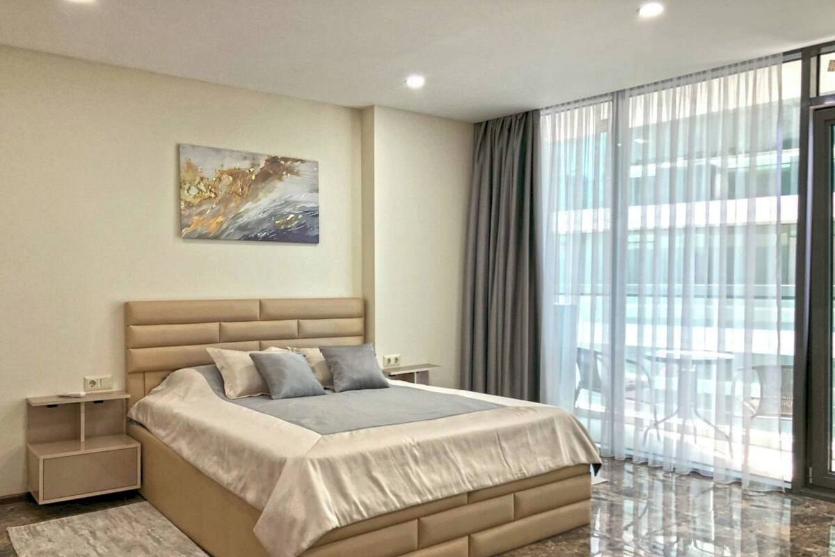 Superior Studio, 1 Queen Bed, Balcony, Partial Sea View | Desk, iron/ironing board, cribs (surcharge), WiFi (free)