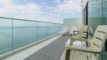 Deluxe Studio, 1 Queen Bed, Sea View | Balcony