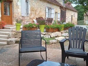 Terrace/patio - Charming Country House in Tourtoirac, Pets Allowed (Tourtoirac)