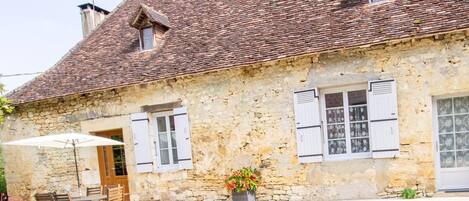 المنشأة من الخارج