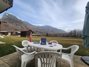 Outdoor dining - Apartment with view and parking - 6 guests (Samoëns)