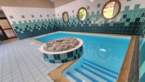 A swimming pool with a circular hot tub, tiled walls, and a tiled floor. - Apartment with view and parking - 6 guests (Samoëns)