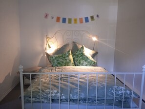 1 habitación, tabla de planchar con plancha y ropa de cama 