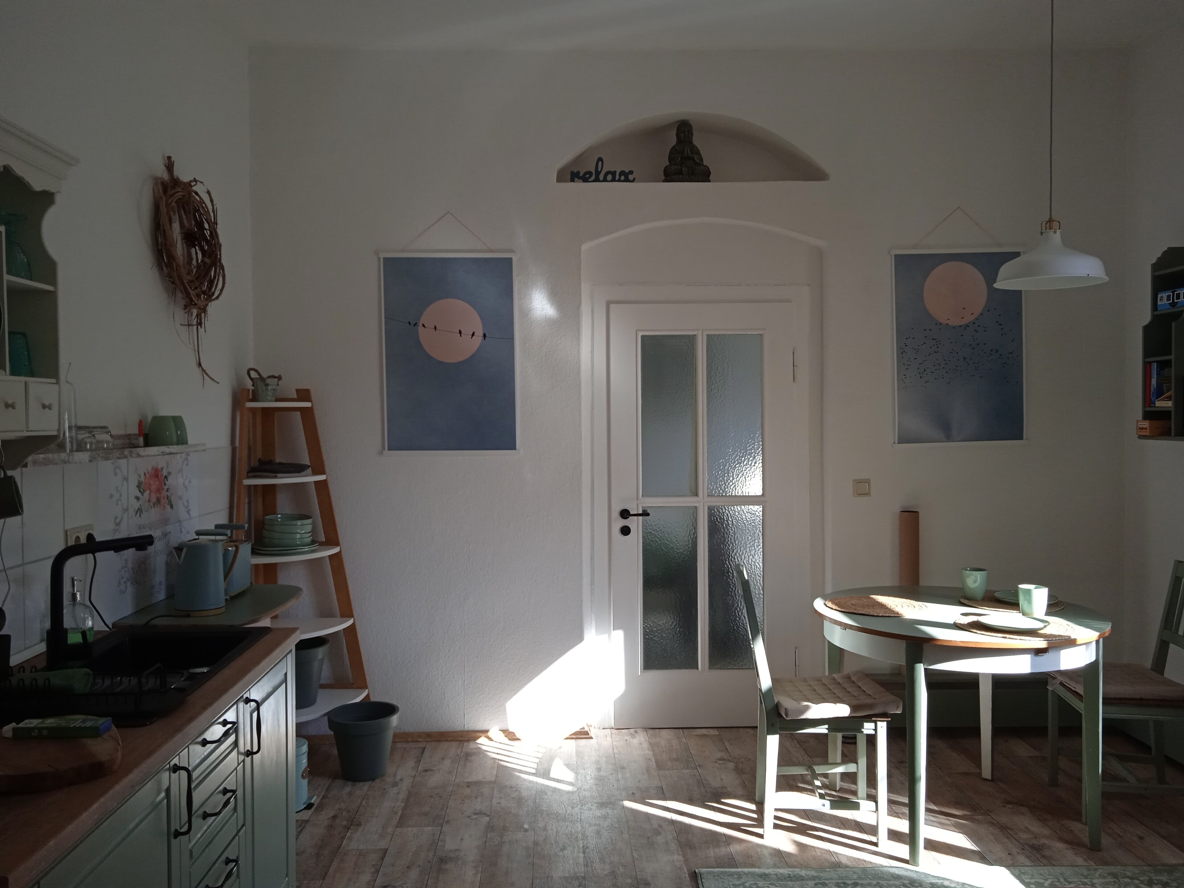 Kühlschrank, Mikrowelle, Herdplatte, Wasserkocher mit Kaffee-/Teezubehör