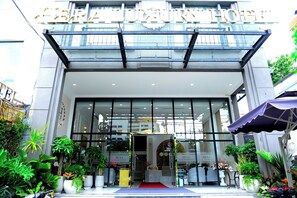 Front of property - Hera Luxury Hotel (Ho Chi Minh City)