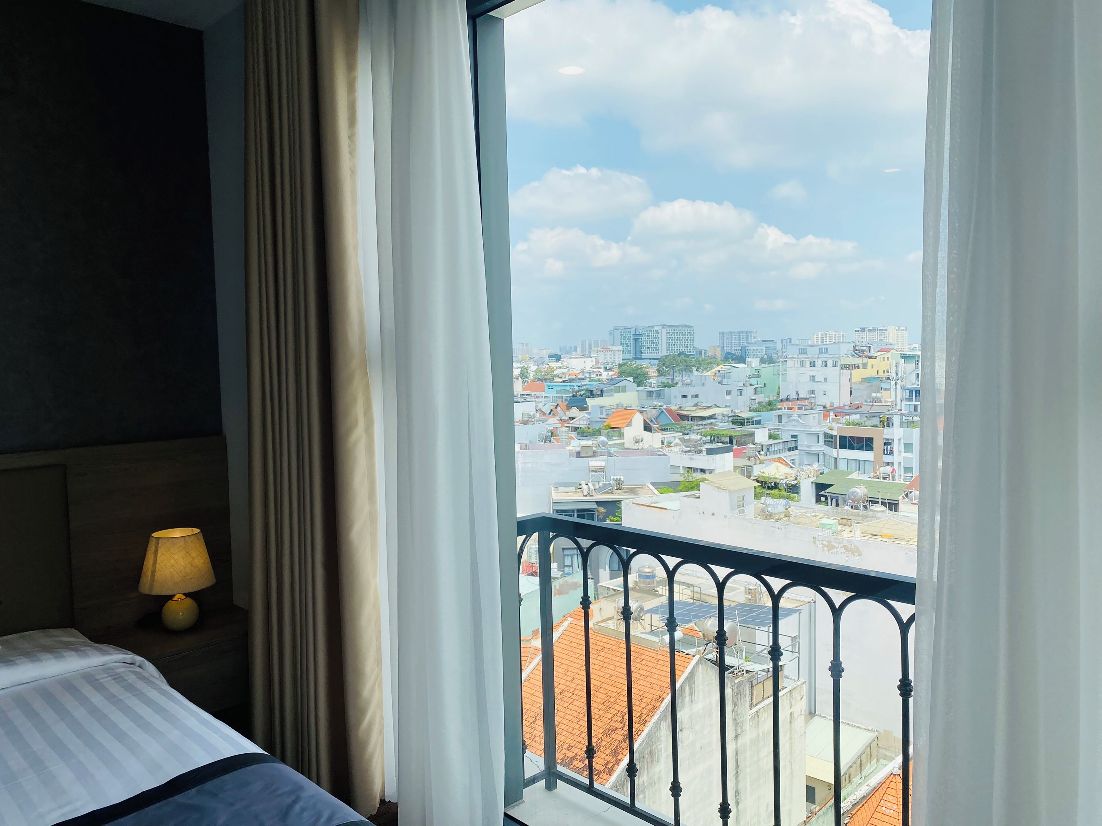 deluxe room, 1 king bed, city view | 1 bedroom, premium bedding, minibar, in-room safe