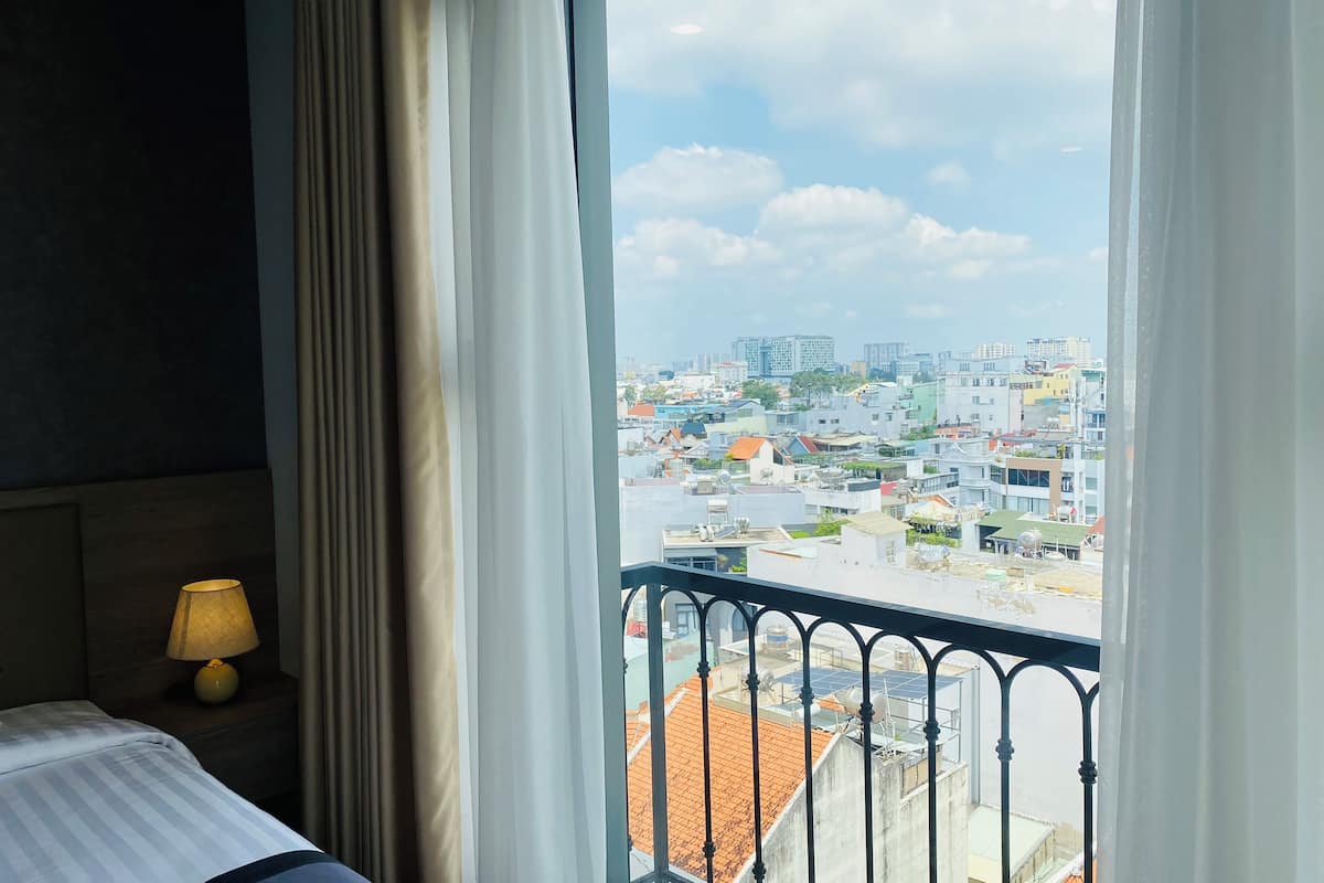 deluxe room, 1 king bed, city view | 1 bedroom, premium bedding, minibar, in-room safe