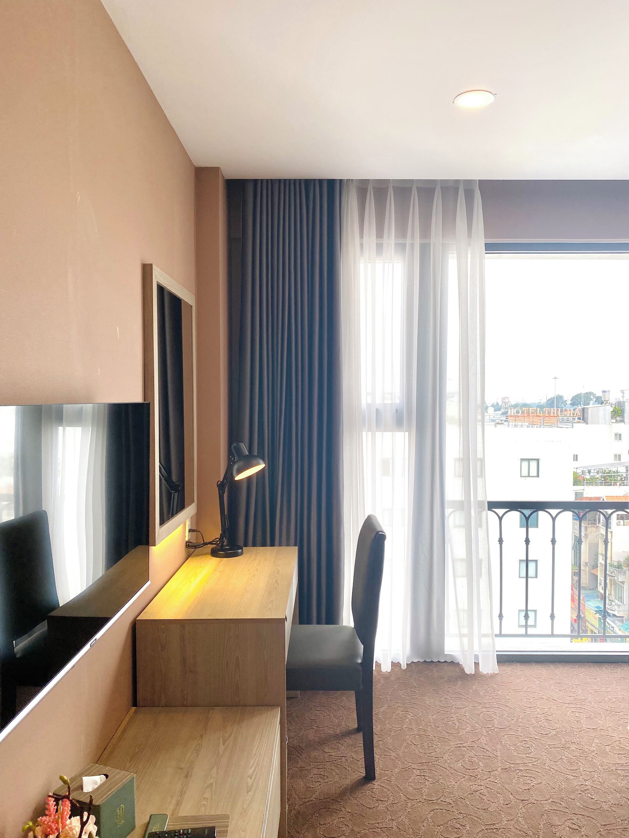 deluxe room, 1 king bed, city view | 1 bedroom, premium bedding, minibar, in-room safe