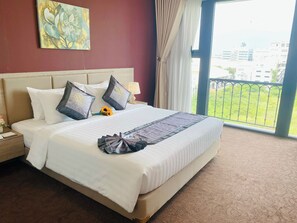 Sengetøy av topp kvalitet, minibar og safe på rommet