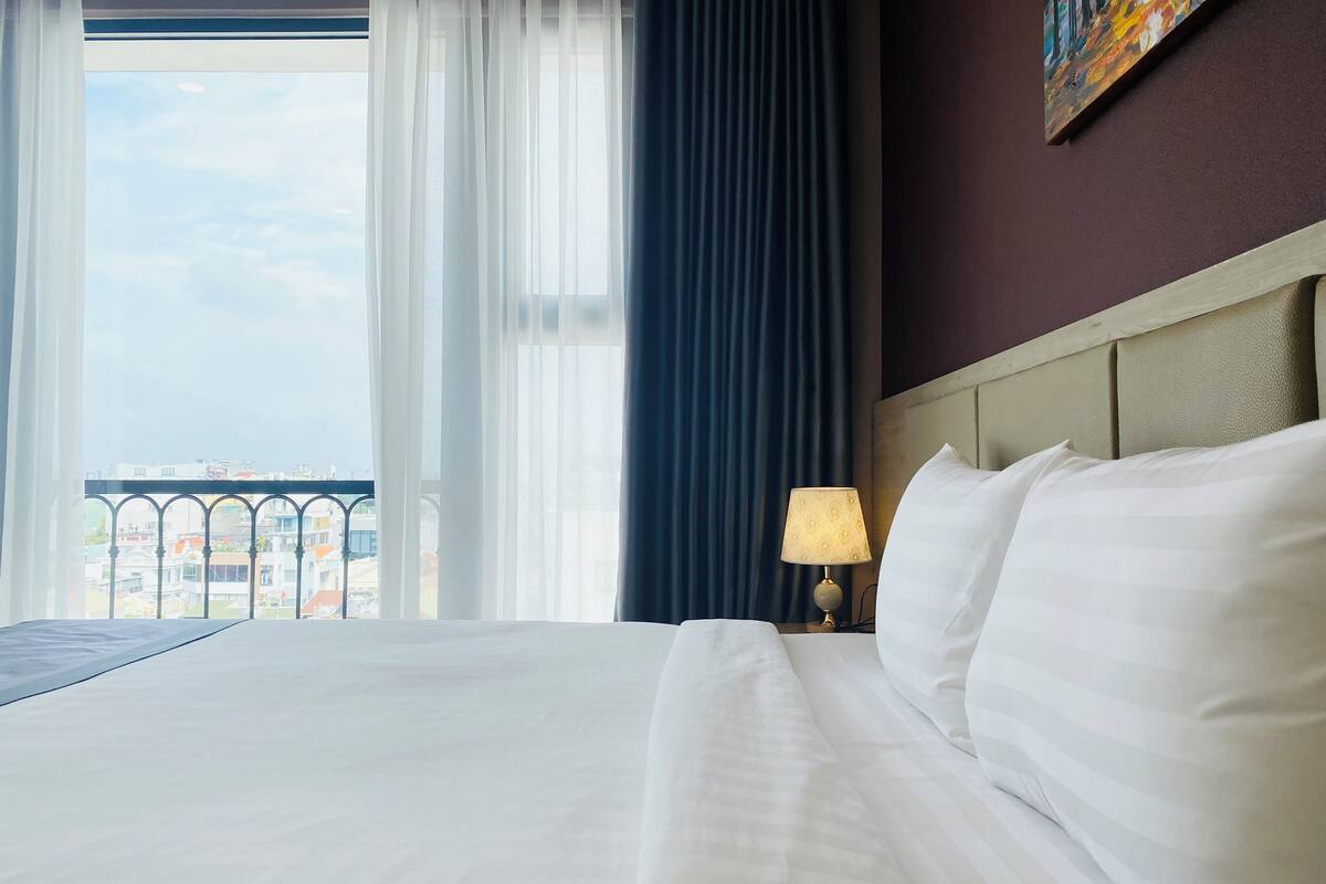 deluxe room, 1 king bed, city view | 1 bedroom, premium bedding, minibar, in-room safe