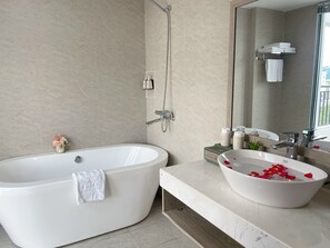 Royal-Suite, Balkon, Stadtblick | Badezimmer | Duschwanne, Regendusche, Designer-Toilettenartikel, Haartrockner
